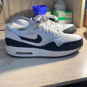 Air max 1’s great condition maybe worn 3 times. Almost new. Size 9 women’s.
